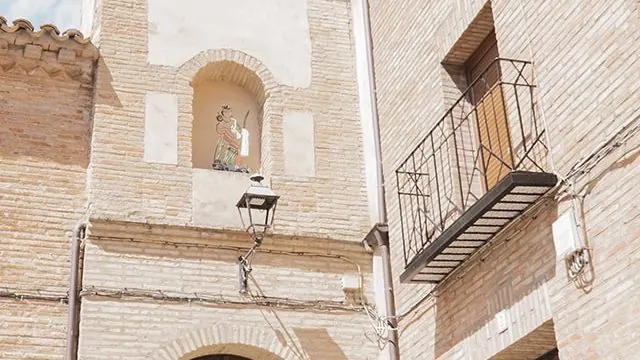 Muros de ladrillo de la iglesia de la Visitación con un balcón de forja