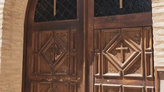 Puerta de madera tallada de la iglesia de la Visitación